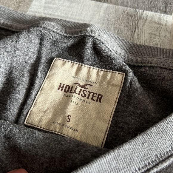 Hollister Gray Crew Neck Crop Sweatshirt with large Silver Logo - Size S - Picture 4 of 6